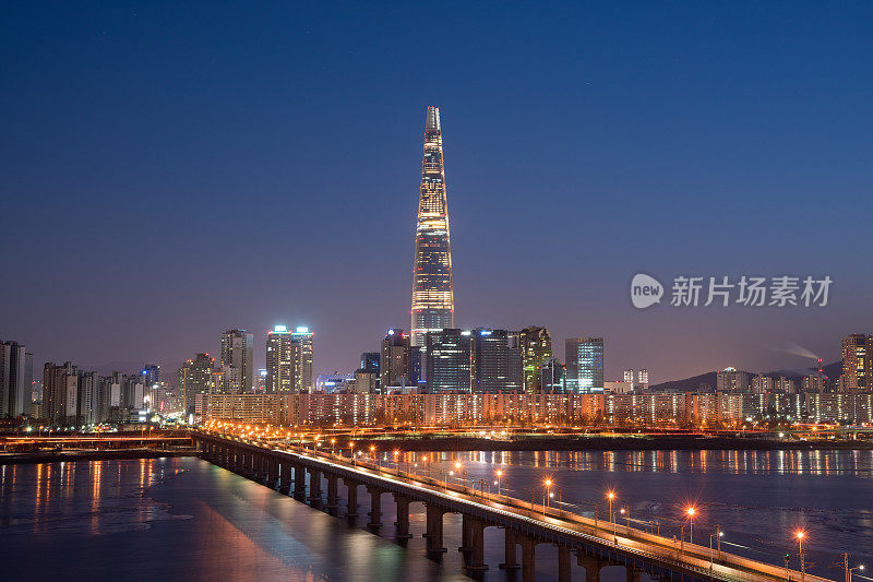 汉江和乐天塔的夜景。