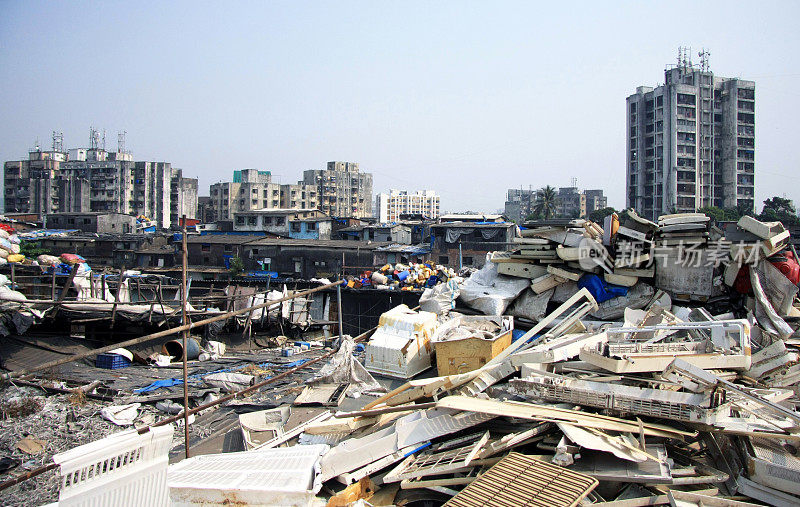 孟买屋顶贫民窟堆满了垃圾