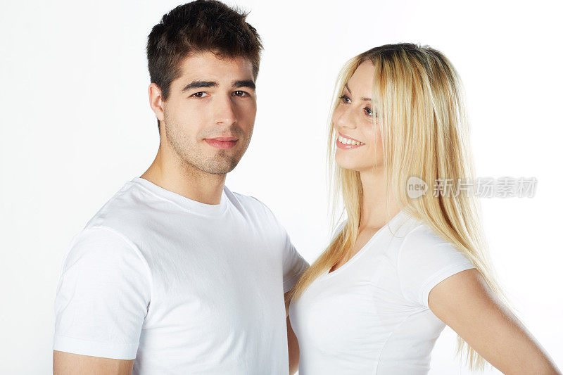 一对穿着白色t恤微笑的迷人情侣