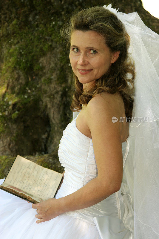 阅读的新娘