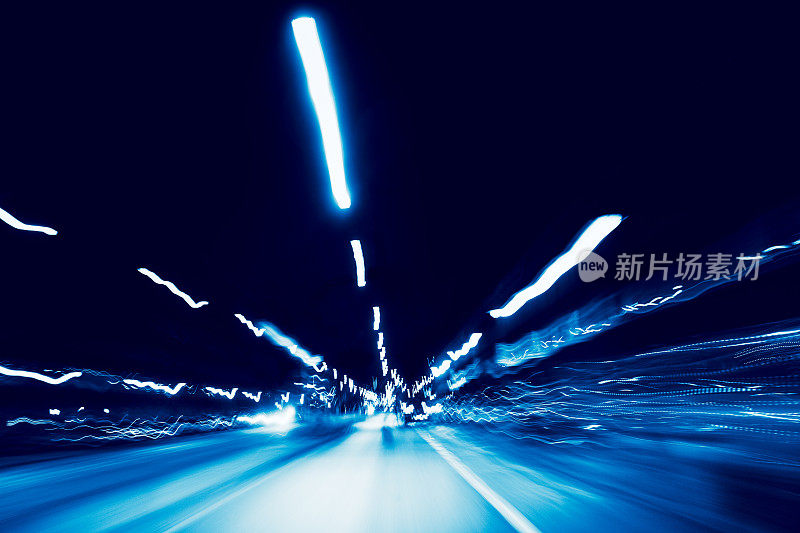 夜晚漆黑的公路上，有一道道的灯光