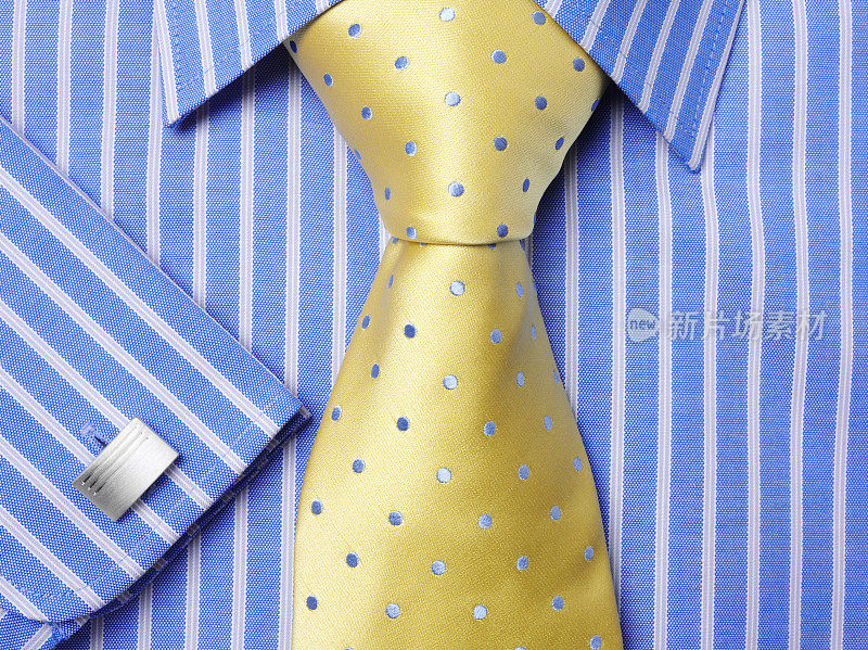 衬衫上的条纹和圆点领带