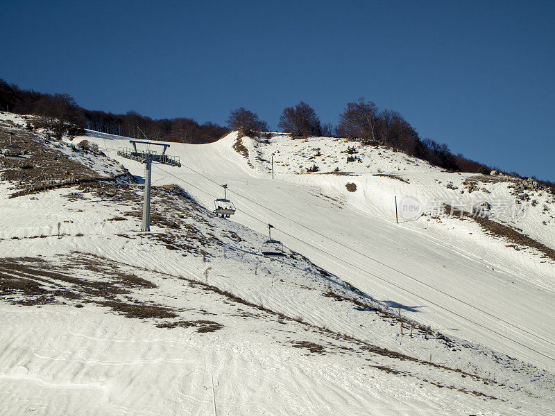 滑雪者在升降椅