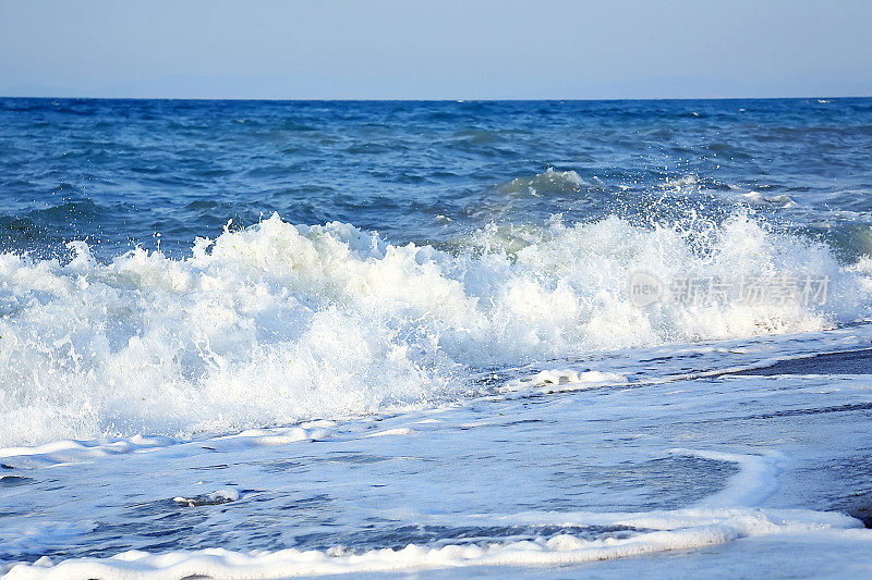 海浪拍打着海岸