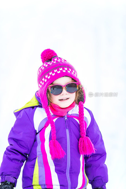 小女孩在外面玩冬天的雪