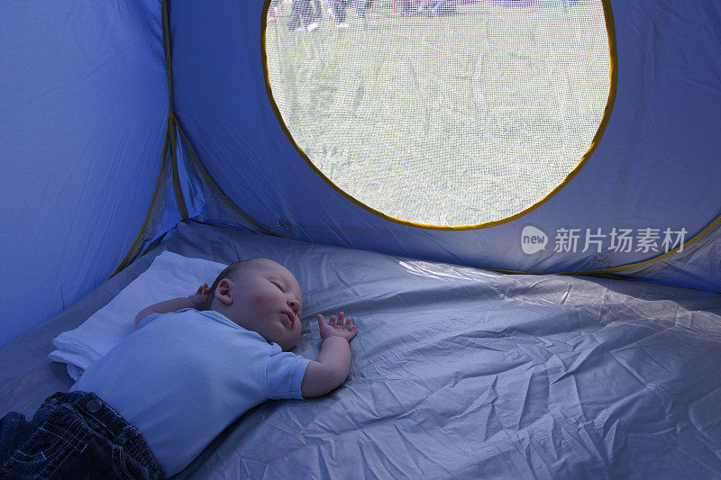 小男孩睡在帐篷里