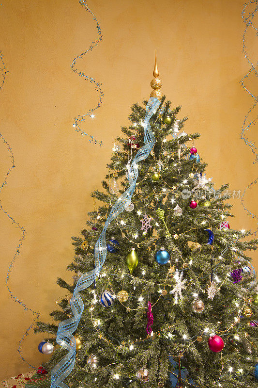 圣诞树与装饰垂直