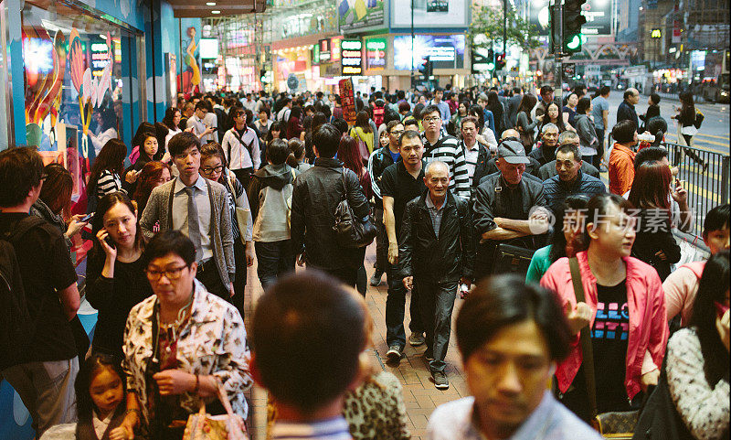 香港人聚集在城市里