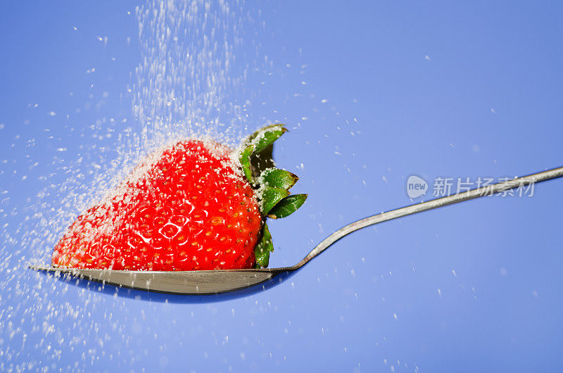 用勺子舀熟草莓，加糖
