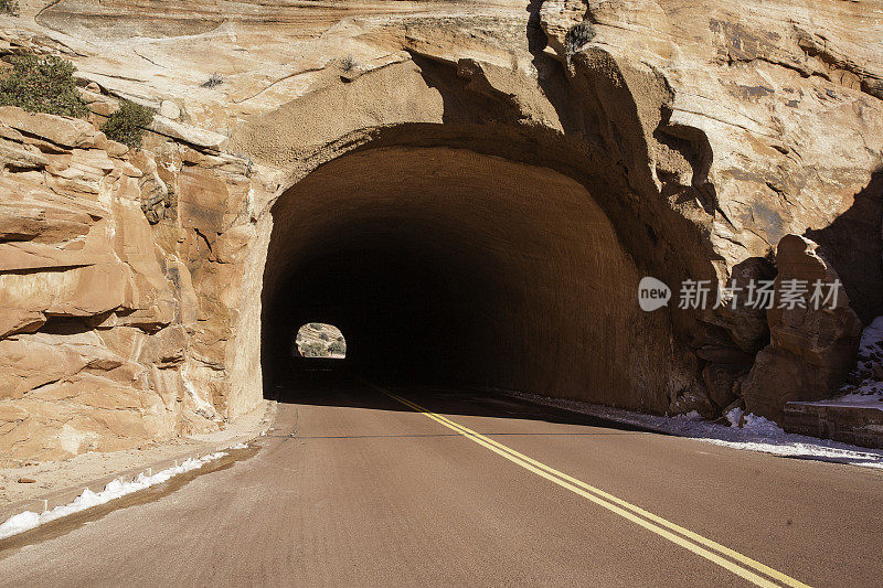 两车道高速公路凿成山隧道