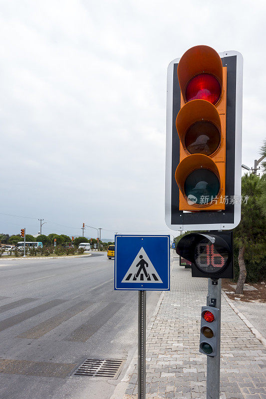 道路交通标志为行人过马路