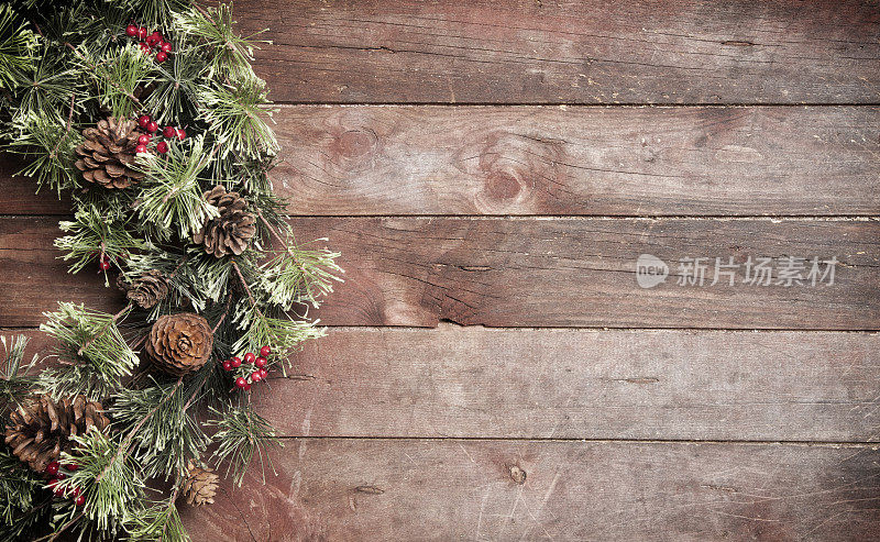 圣诞松木花环挂在旧木门上
