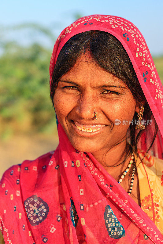 快乐的印度年轻女子在沙漠村庄，印度