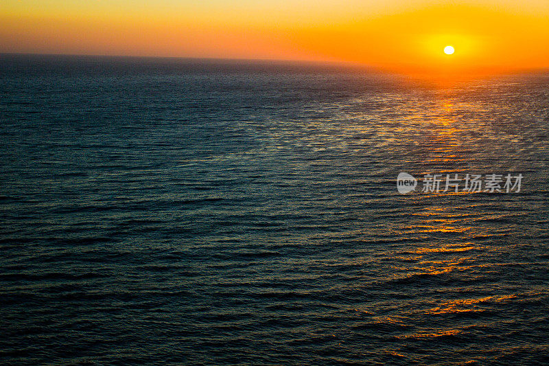 海滩附近海面上的日落