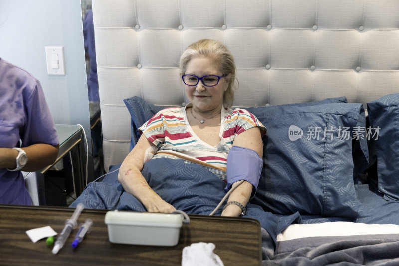 系列:家庭护理护士正在给在家的病人量血压