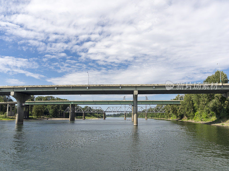 桥上的威拉米特河，塞勒姆俄勒冈汽车行人自行车