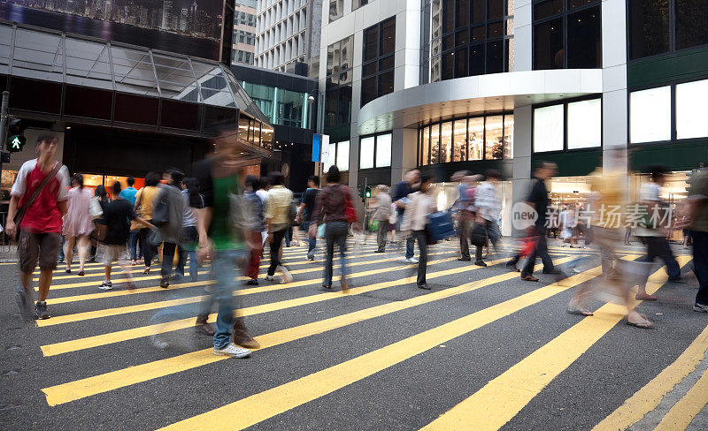 香港繁忙的人行横道，行人动作模糊