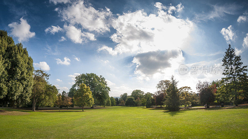 英国切尔滕纳姆公园上空戏剧性的天空
