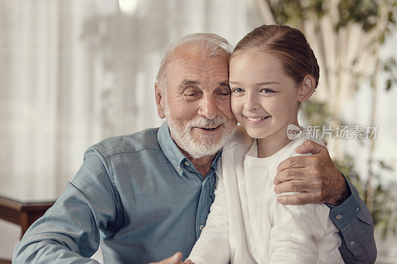 小女孩和爷爷