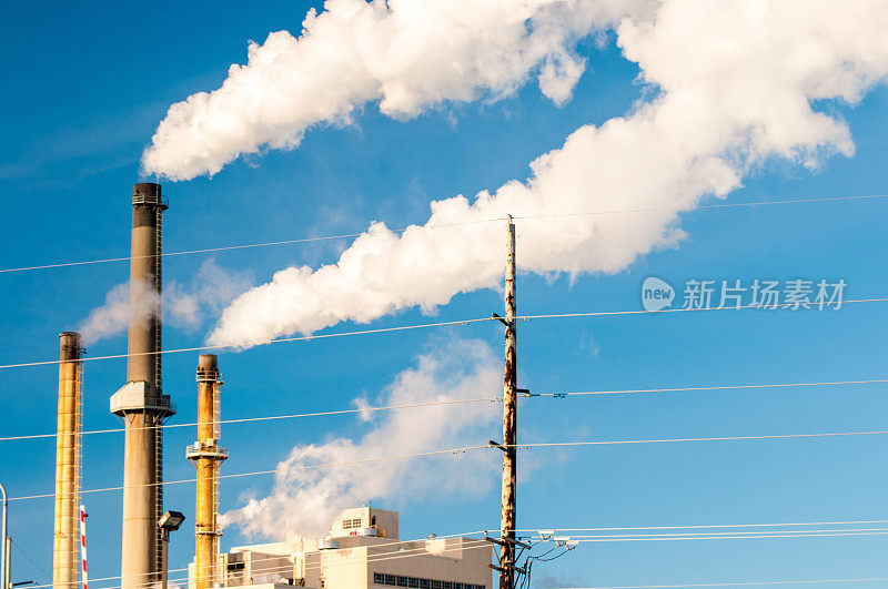 工厂的烟囱向空气中排放污染物