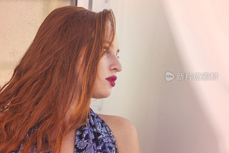年轻的红发爱尔兰女模特在土耳其伊斯坦布尔摆姿势