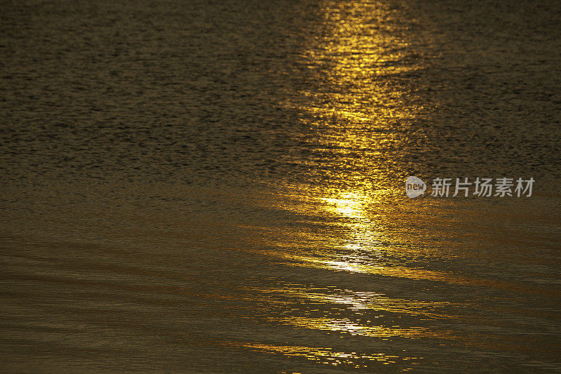 在海上日落,