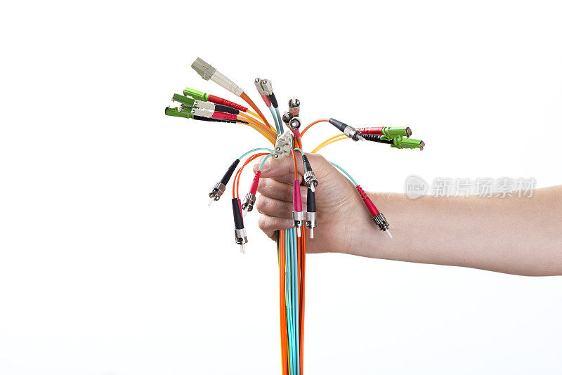 手里拿着一堆光纤连接线