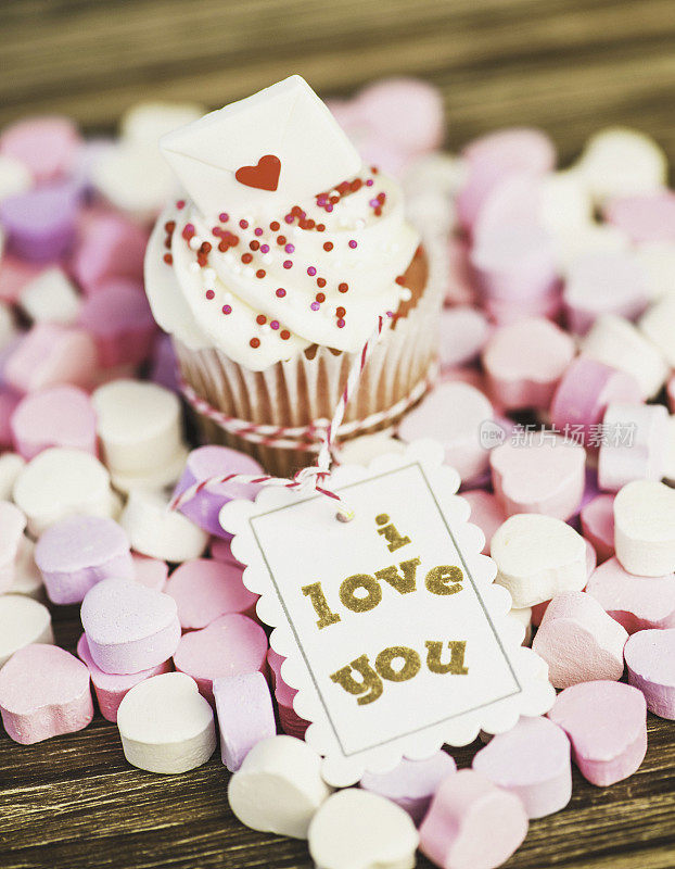 情人节纸杯蛋糕，有爱心糖果和爱你的留言