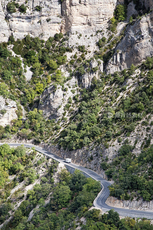 山区公路上的露营车