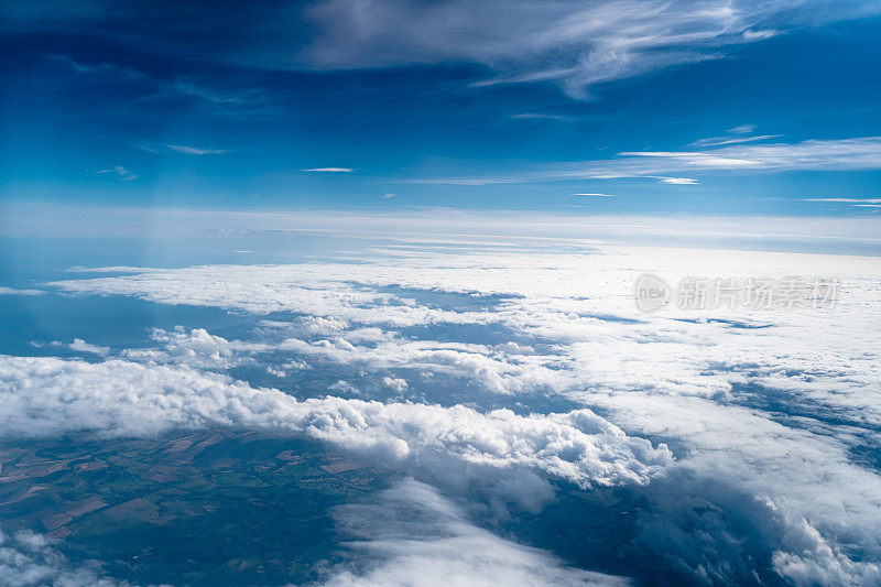 飞机上的天空