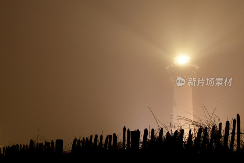 朦胧夜晚的灯塔