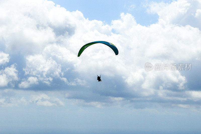 滑翔伞起飞空中水平云团