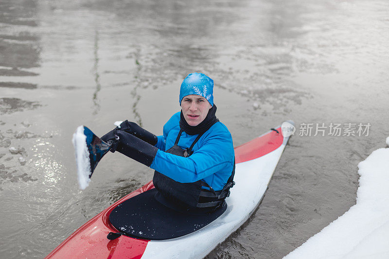 运动员在寒冷的天气驾驶皮划艇
