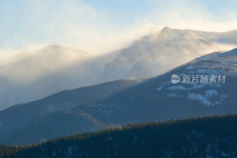 科罗拉多州派克峰上的冬季风暴和大风