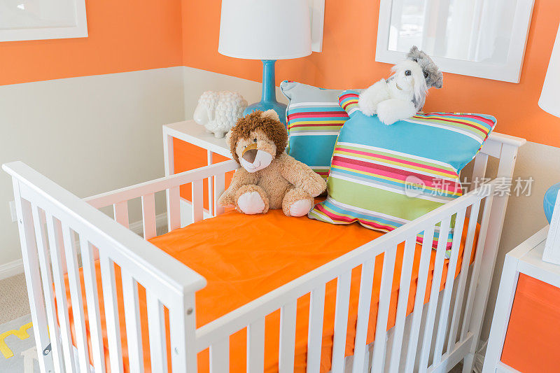 明亮的橙色婴儿房室内