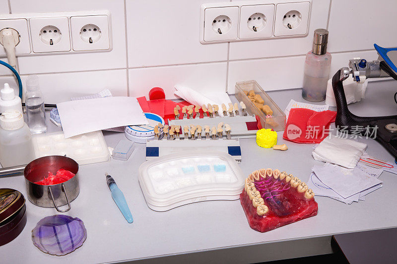 牙医桌子上有各种各样的东西。