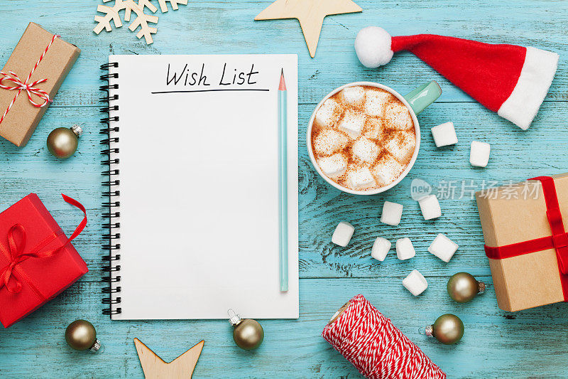 可可或巧克力，节日装饰和笔记本，圣诞计划概念。