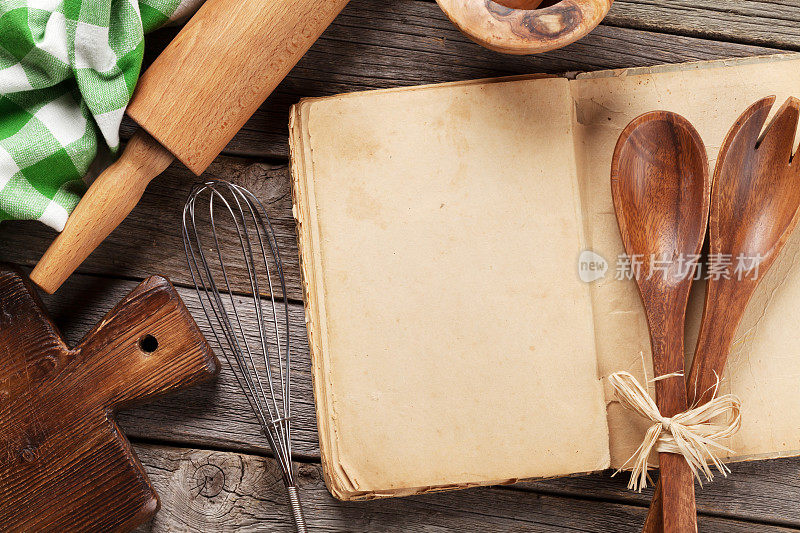 空白的老式食谱烹饪书和餐具