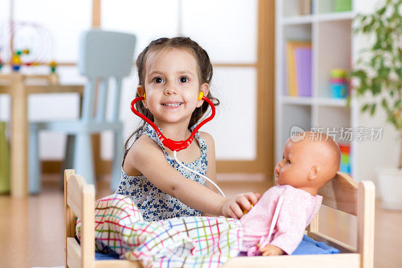 小女孩扮演医生角色游戏，检查她的洋娃娃使用