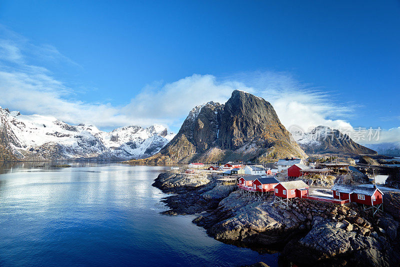 春日里的渔棚——挪威罗浮敦群岛的勒内