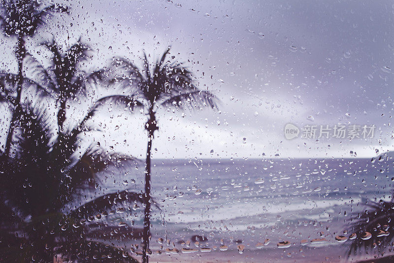 模糊背景热带岛屿风暴雨的窗户
