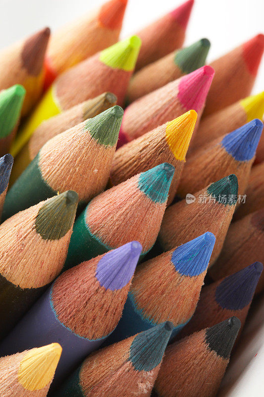 堆叠的彩色铅笔