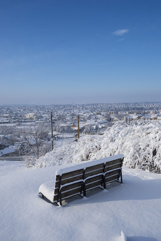 公园里的长椅上有雪