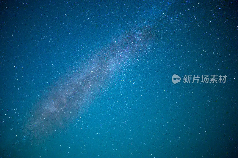 清澈夜空中的银河