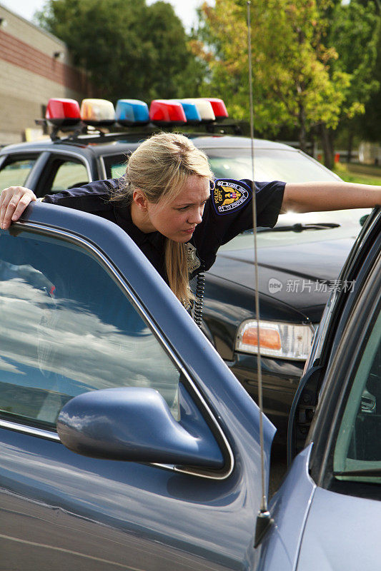 站在车门旁的女警官