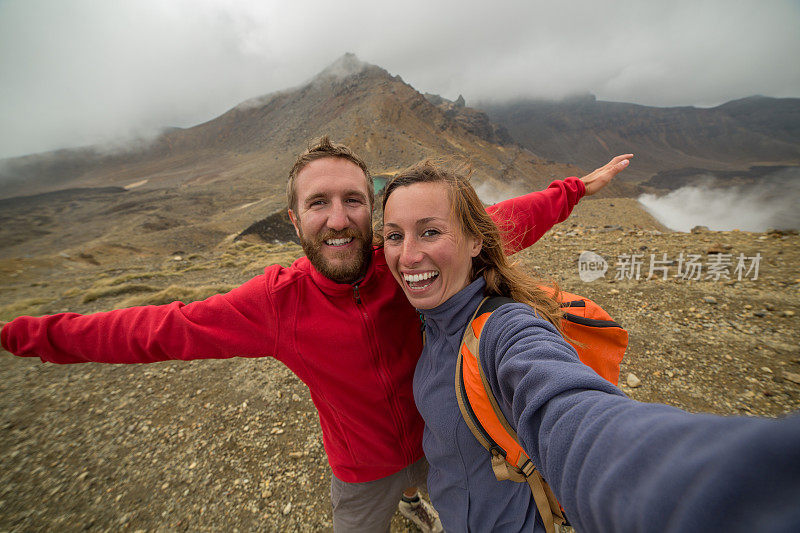 一对年轻夫妇在新西兰徒步旅行的自画像