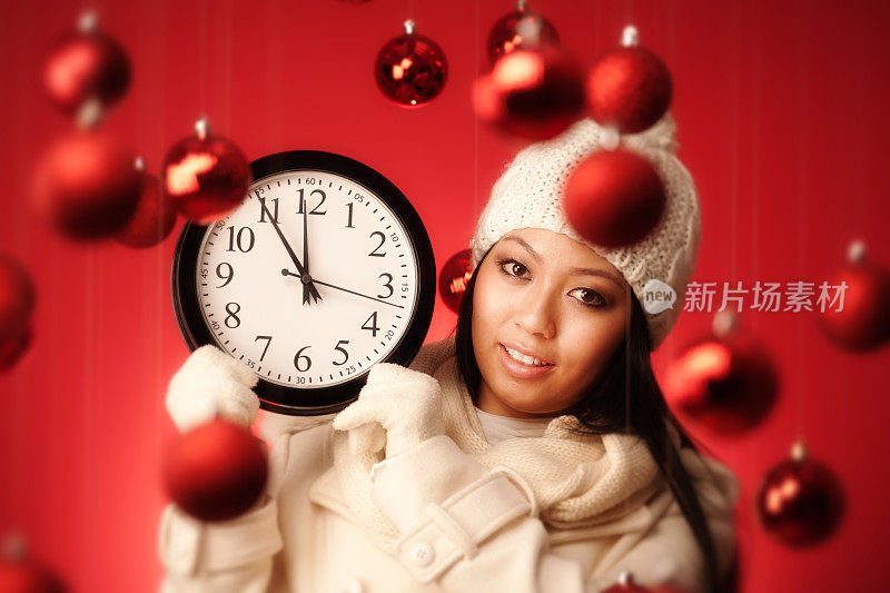 亚洲模特在冬季时装举行圣诞购物截止时钟