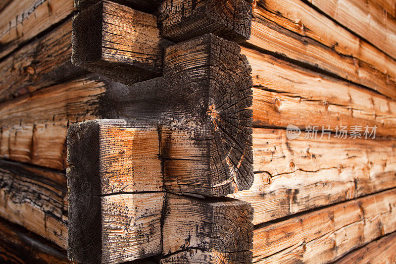 被太阳晒伤的老木屋的木桁架