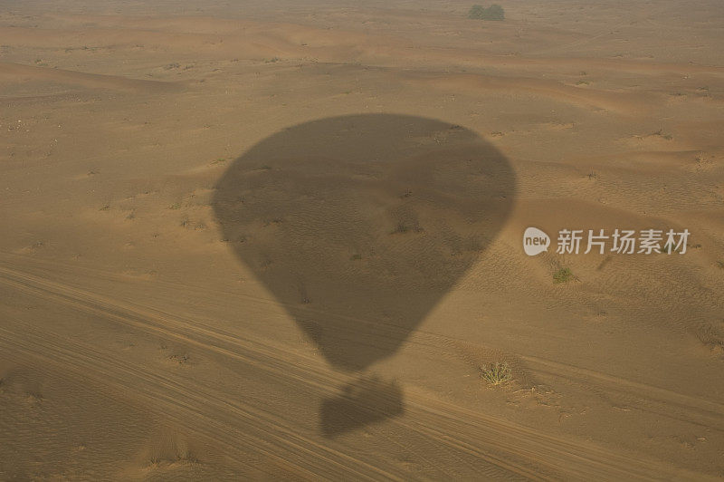 气球的影子落在沙漠上