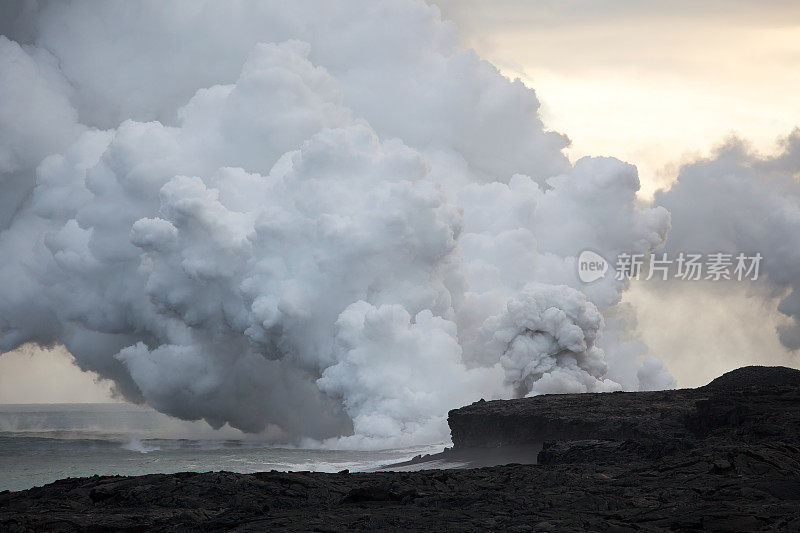 夏威夷基拉韦厄火山向太平洋喷发